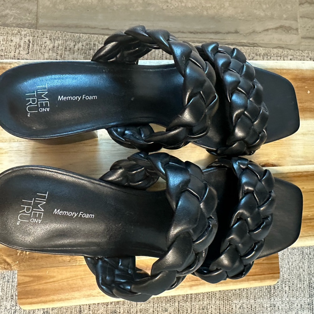 Time and Tru Black Braided Sandals - Picture 3 of 6